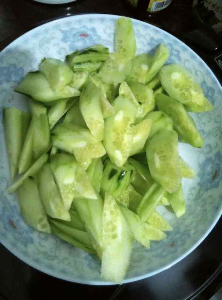黄瓜鸡蛋饼步骤1