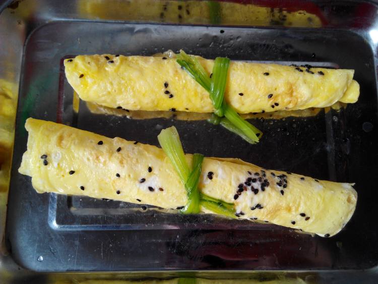 黑芝麻鸡蛋卷步骤8