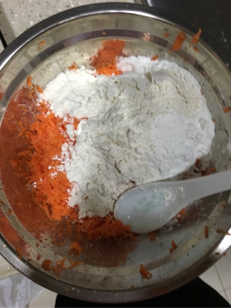 胡萝卜丝虾饼步骤2