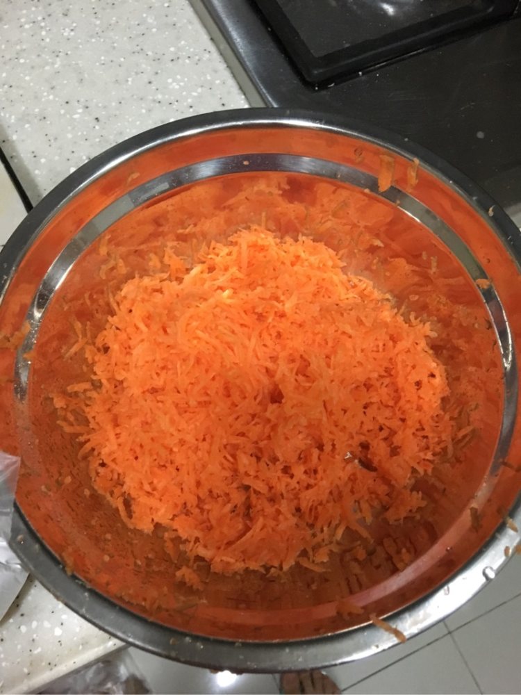 胡萝卜丝虾饼步骤1