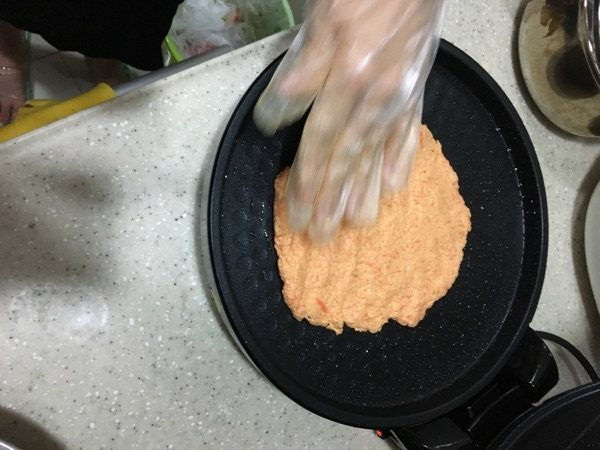 胡萝卜丝虾饼步骤7