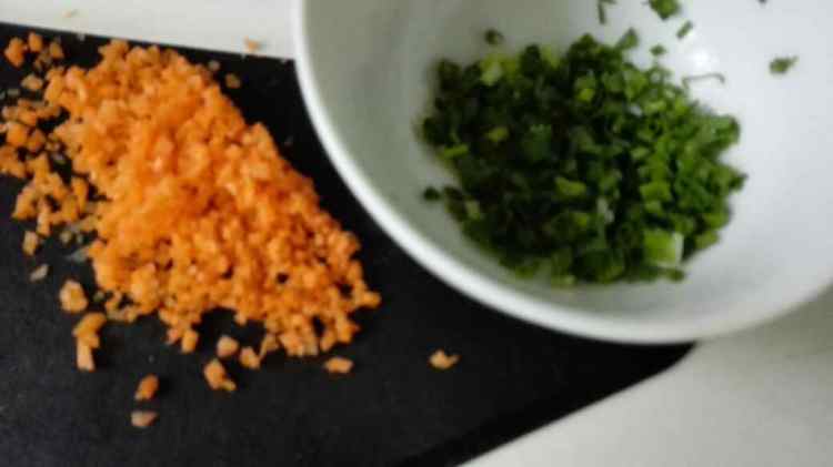 胡萝卜香葱鸡蛋饼步骤2