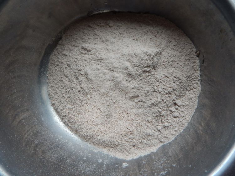 黑麦面粉饭菜鸡蛋煎饼步骤1