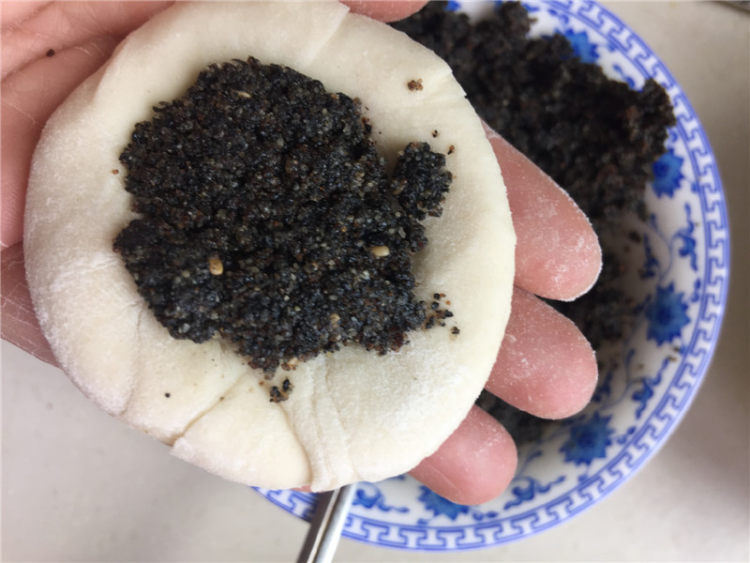 红糖黑芝麻小饼#新鲜步骤4