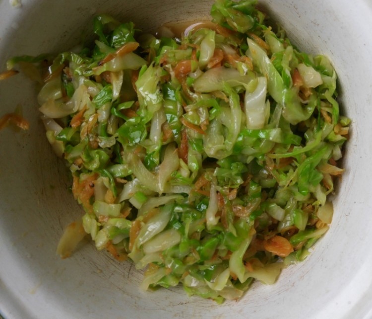 包菜虾皮饼步骤3