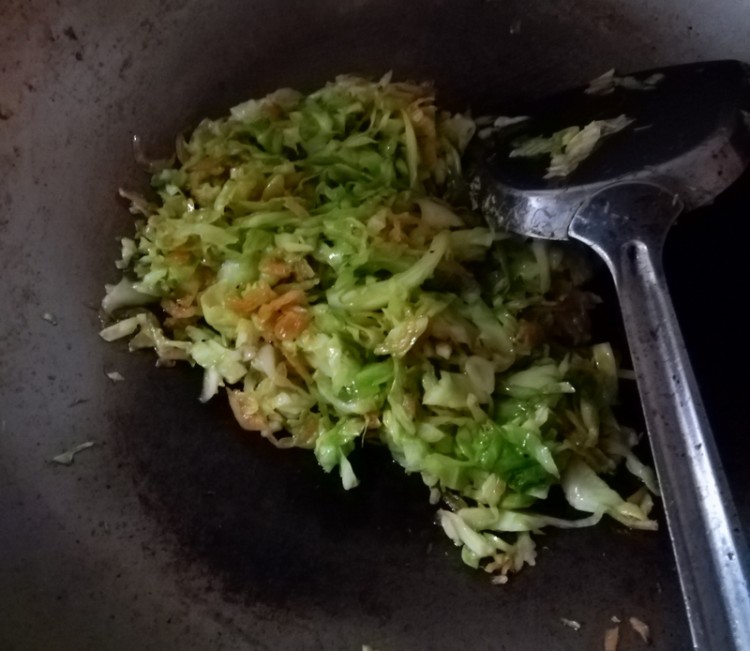 包菜虾皮饼步骤2