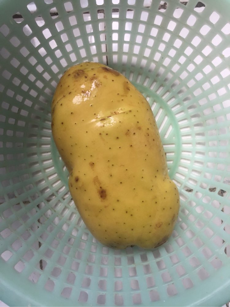 椒盐土豆饼步骤1