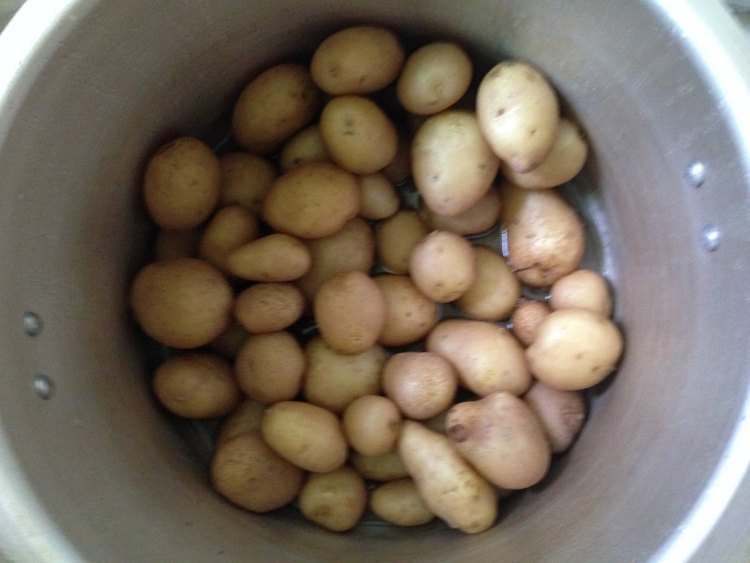 香辣韭菜土豆饼#新鲜步骤1