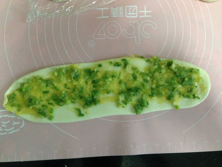鸡油香葱手撕饼步骤8