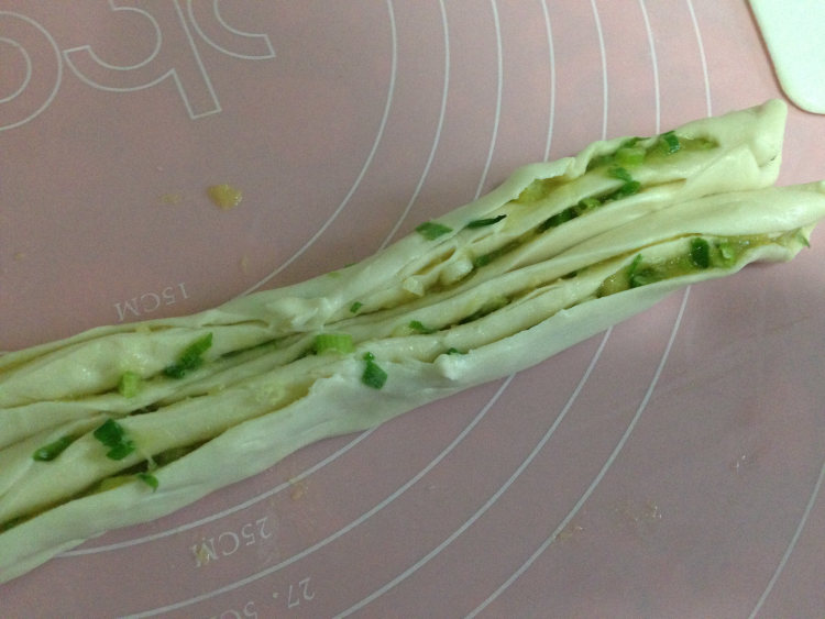 鸡油香葱手撕饼步骤12