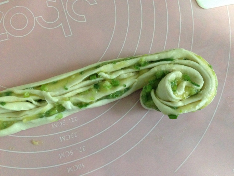 鸡油香葱手撕饼步骤13