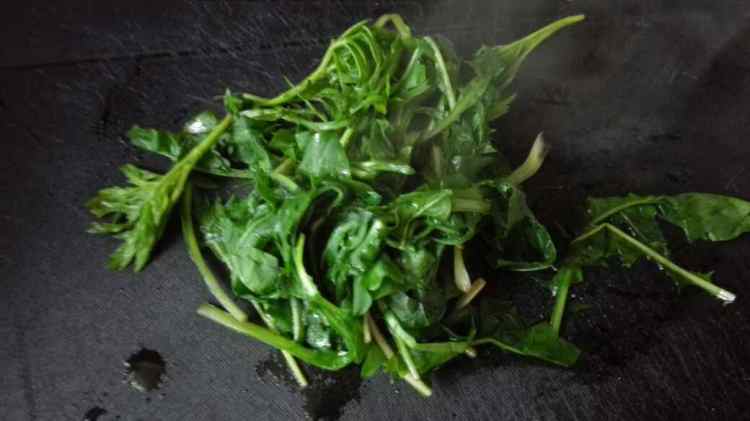 蒲公英艾草荞麦鸡蛋饼步骤2