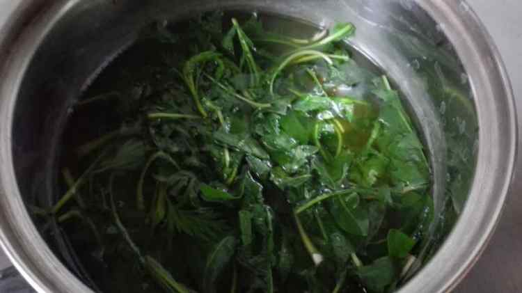 蒲公英艾草荞麦鸡蛋饼步骤1