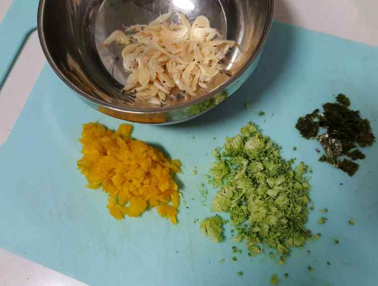 南瓜虾皮海苔玉米饼步骤1
