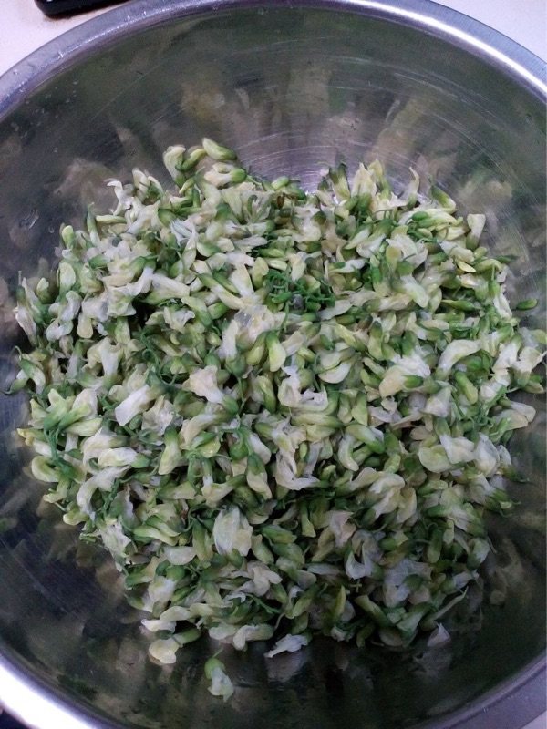 蛤蜊槐花饼步骤2
