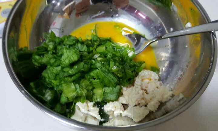 茼蒿豆腐鸡蛋饼步骤2