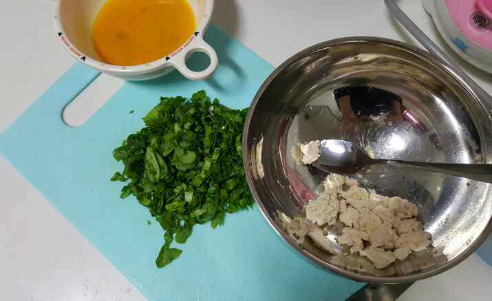 茼蒿豆腐鸡蛋饼步骤1