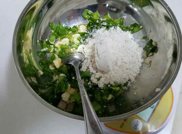 茼蒿豆腐鸡蛋饼步骤3