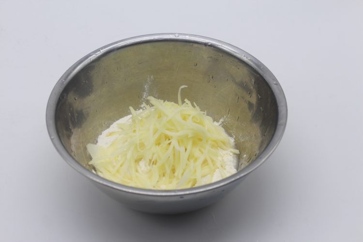 土豆葱香饼步骤3