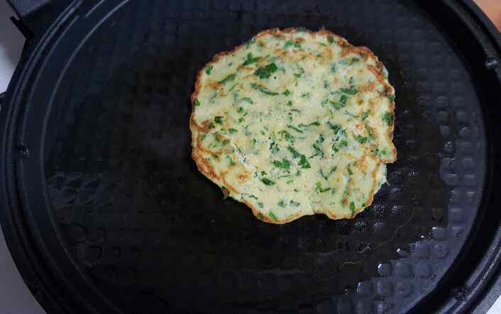 芹菜叶奶酪山药鸡蛋饼步骤8