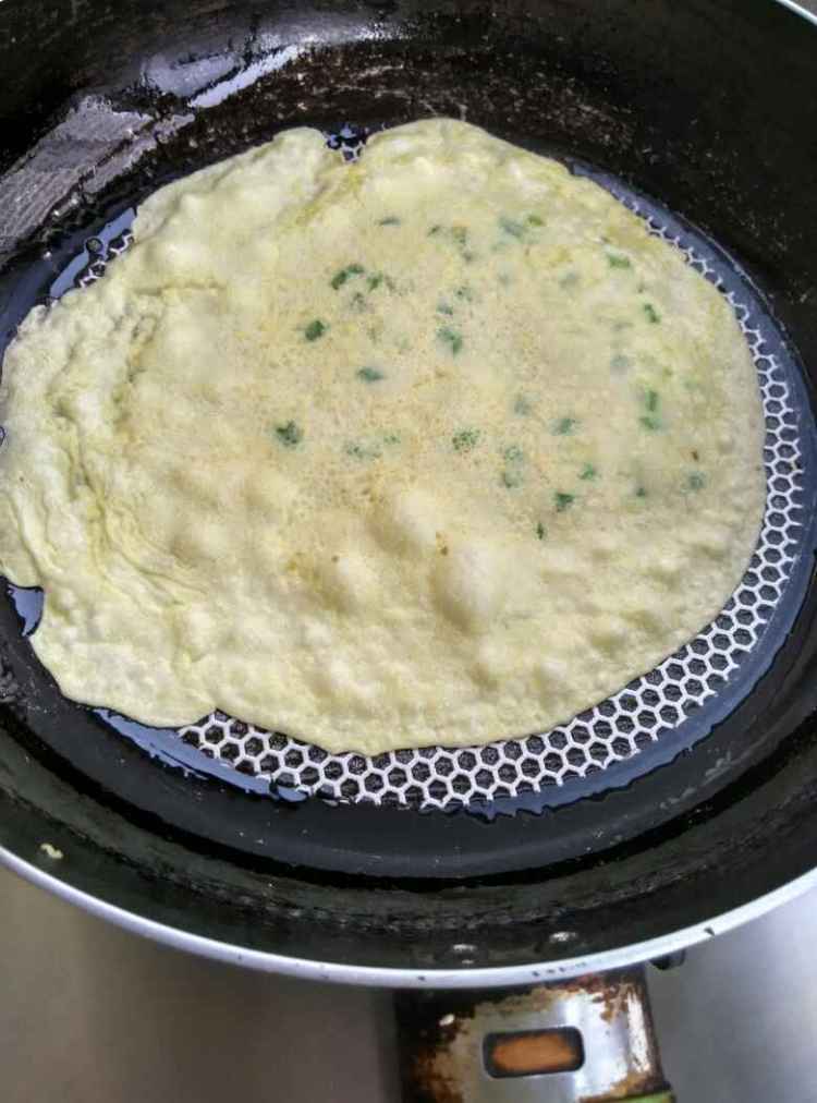 葱花鸡蛋饼#多效护理步骤10