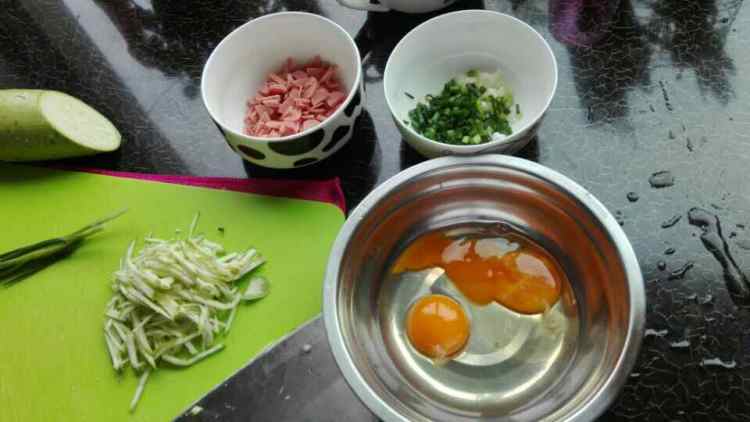 西葫芦火腿鸡蛋饼步骤1