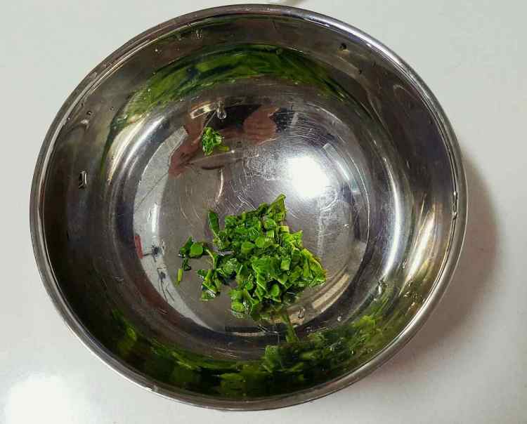 宝宝辅食香椿蛋饼步骤2