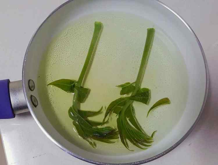 宝宝辅食香椿蛋饼步骤1