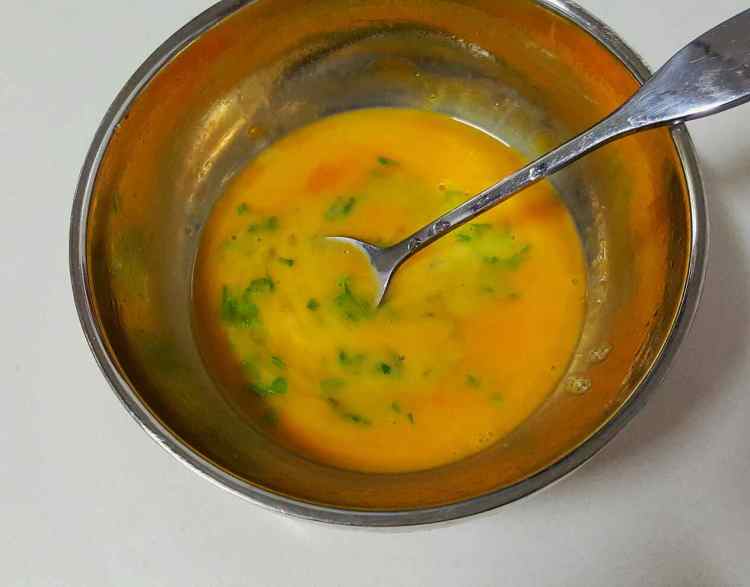 宝宝辅食香椿蛋饼步骤3