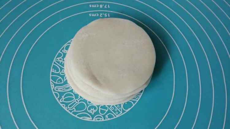 饺子皮葱油饼步骤1
