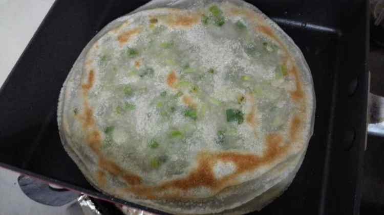 饺子皮葱油饼步骤9