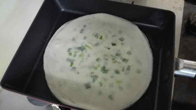 饺子皮葱油饼步骤8