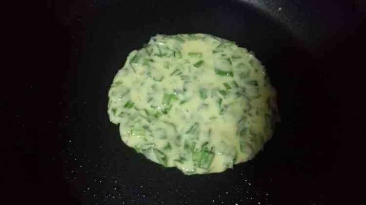 韭菜鸡蛋饼步骤8