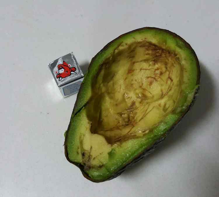 双花鸡蛋牛油果卷步骤1