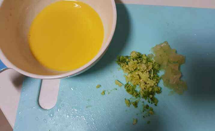 双花鸡蛋牛油果卷步骤3