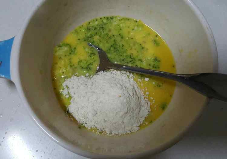 双花鸡蛋牛油果卷步骤4