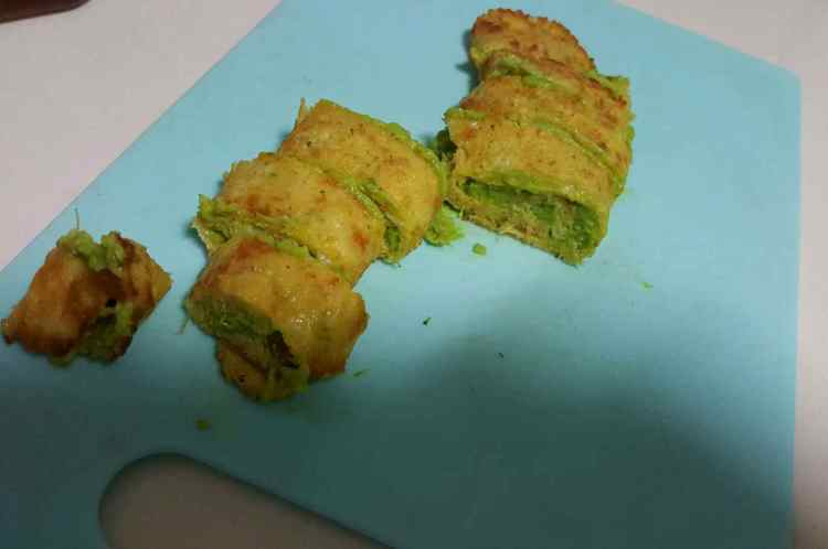 双花鸡蛋牛油果卷步骤10
