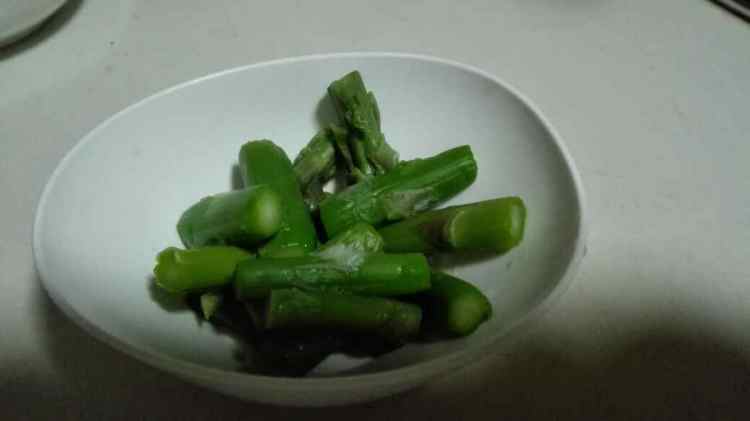 芦笋鸡蛋灌饼步骤2