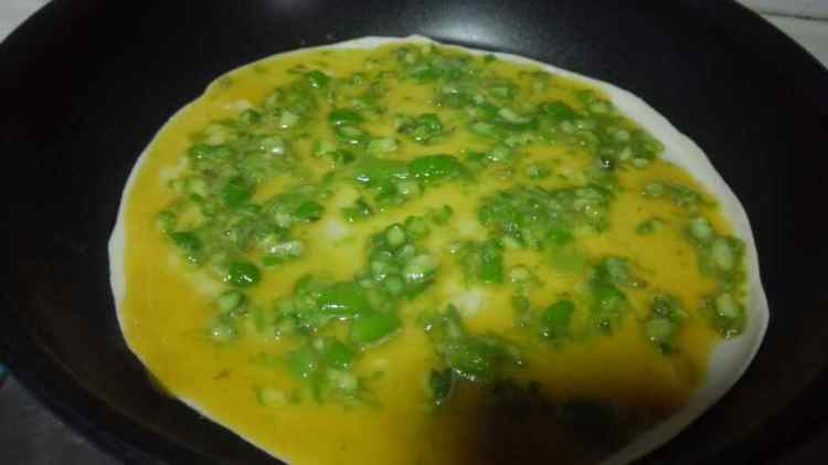 芦笋鸡蛋灌饼步骤9