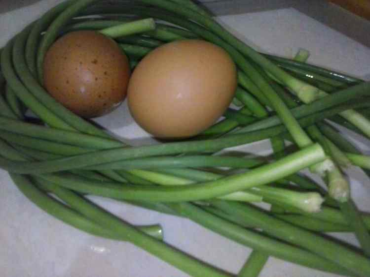 蒜苔鸡蛋饼步骤1