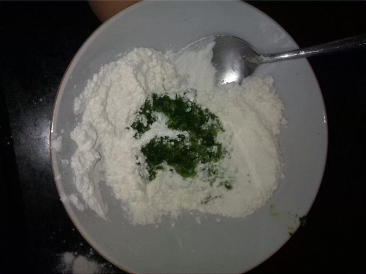 菜泥鸡蛋饼步骤2