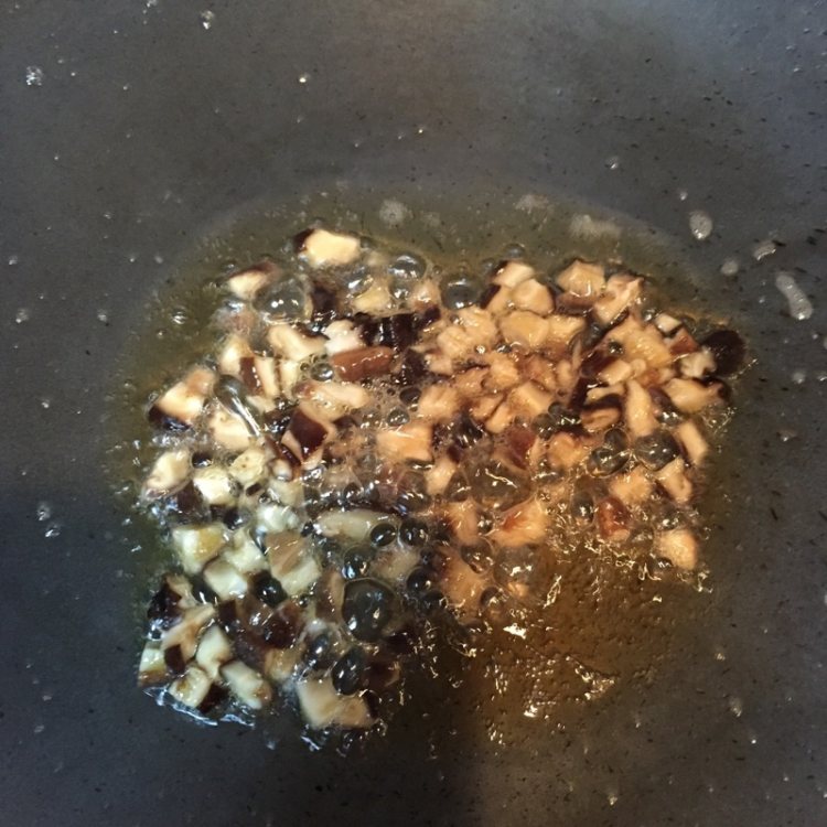 香菇肉末卷煎饼步骤4