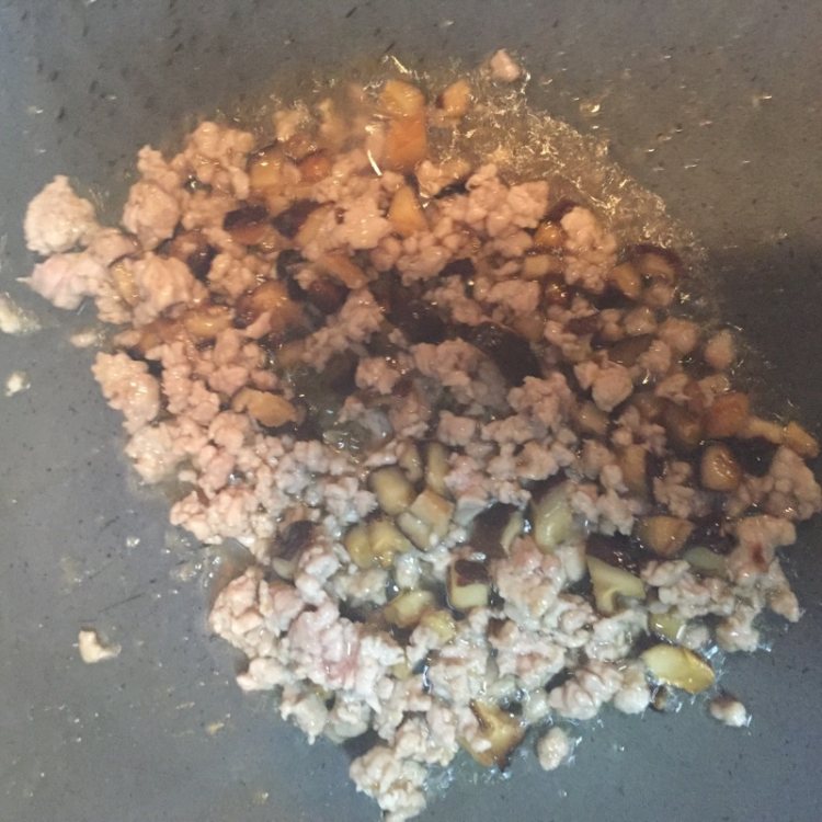 香菇肉末卷煎饼步骤6