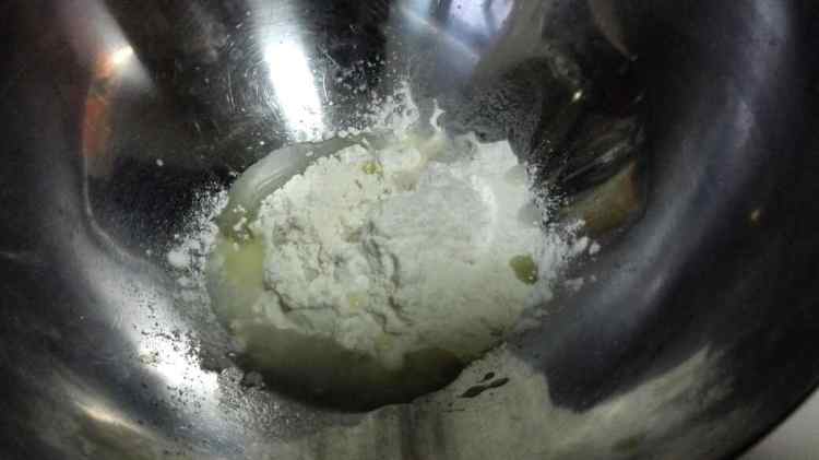 自制煎饼果子(蛋饼)步骤1