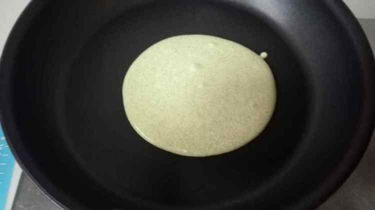 自制煎饼果子(蛋饼)步骤8