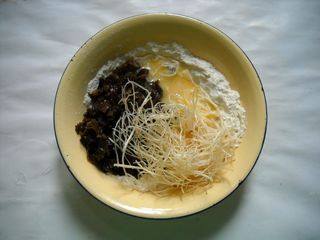 蒜须黑木耳鸡蛋饼步骤3