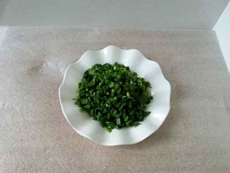 韭菜虾皮鸡蛋饼步骤2