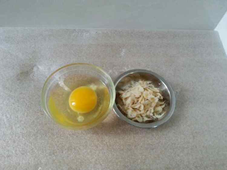 韭菜虾皮鸡蛋饼步骤3