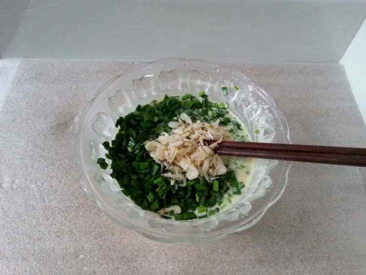 韭菜虾皮鸡蛋饼步骤6