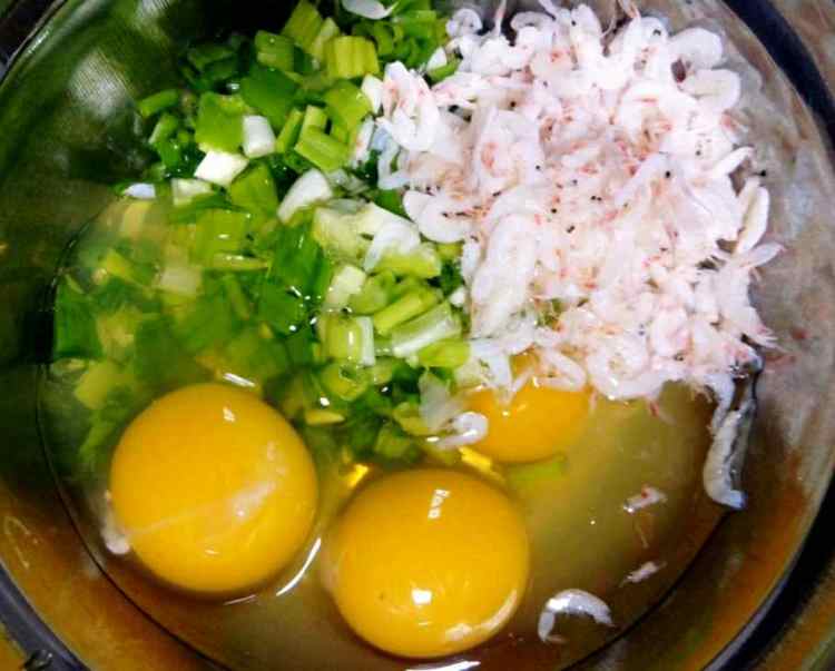 葱香鸡蛋饼步骤1